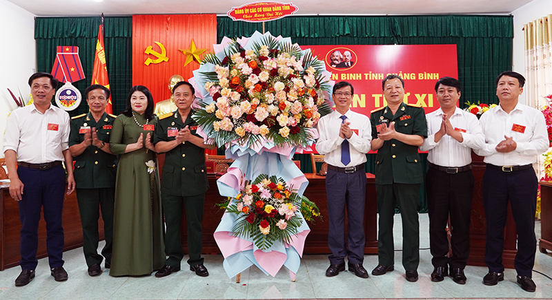 Đại diện Đảng bộ các cơ quan Đảng tỉnh tặng hoa chúc mừng đại hội. 