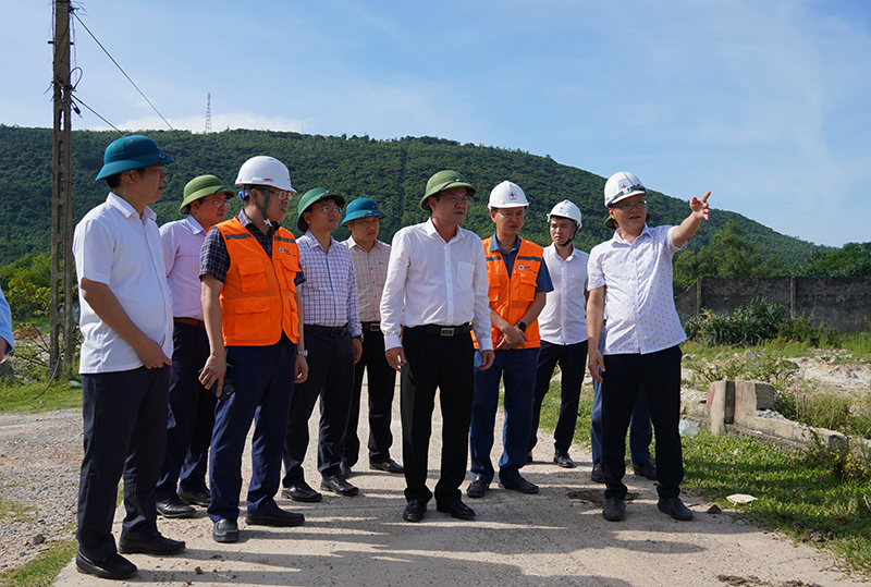Đồng chí Phó Chủ tịch UBND tỉnh Phan Phong Phú kiểm tra thực địa các khu vực còn vướng mặt bằng tại Dự án Trung tâm Điện lực Quảng Trạch.