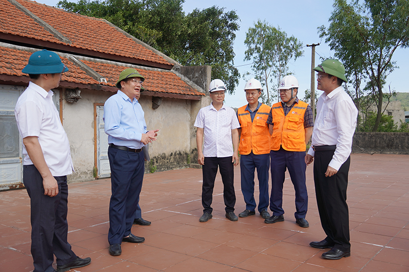 Lãnh đạo huyện Quảng Trạch báo cáo thực địa tiến độ bàn giao mặt bằng tại khu vực đền làng Vịnh Sơn.