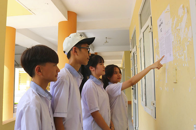 Thí sinh rà soát thông tin trước khi bước vào phòng thi
