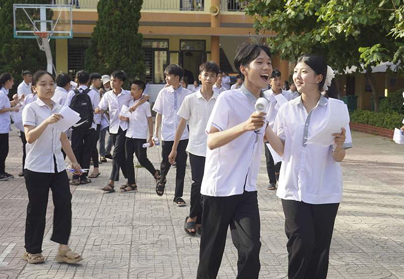 Rời phòng thi, đa số thí sinh có tâm trạng thoải mái