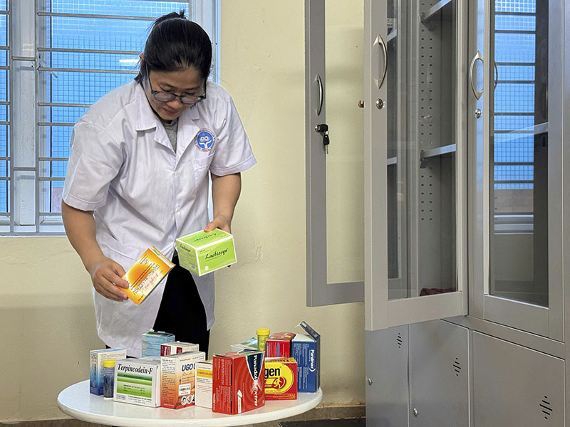 Nhân viên y tế Trường THPT Đào Duy Từ chuẩn bị sẵn thuốc, vật dụng cần thiết để phục vụ tốt cho kỳ thi