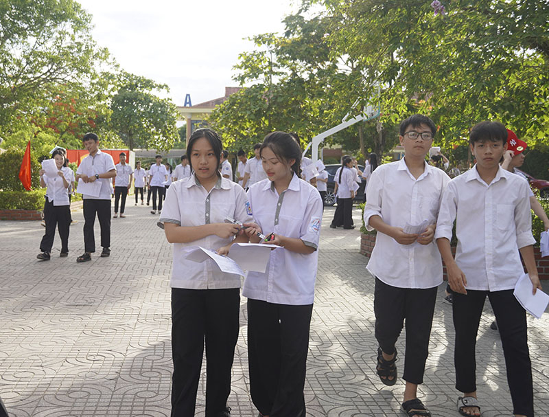 Thí sinh hào hứng trao đổi nội dung bài làm với bạn bè