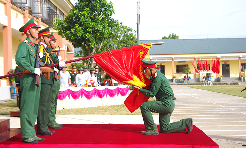 Chiến sỹ mới thực hiện nghi thức tuyên thệ.