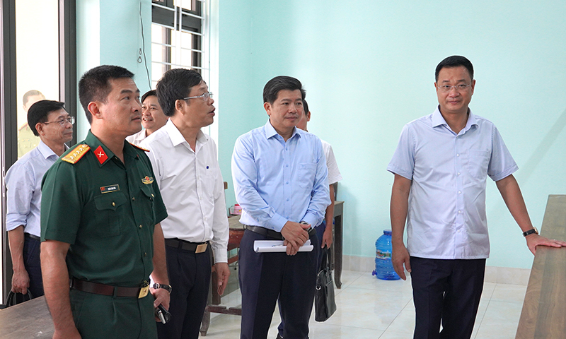 Đồng chí Bí thư Tỉnh ủy Lê Ngọc Quang kiểm tra cơ sở vật chất và các điều kiện đảm bảo cho hoạt động của các đơn vị hành chính cấp xã thành lập mới tại TX Ba Đồn.