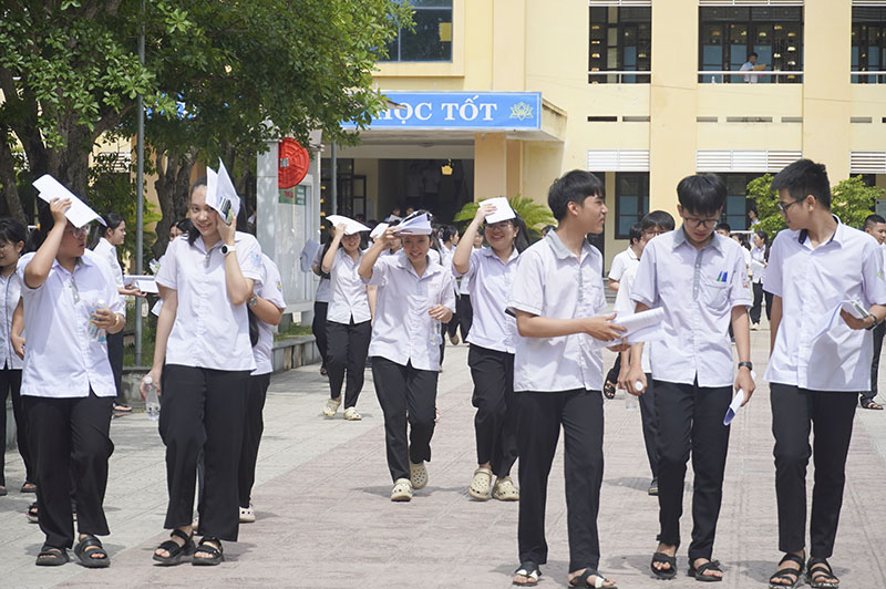 Thí sinh rời phòng thi với tâm trạng thoải mái.