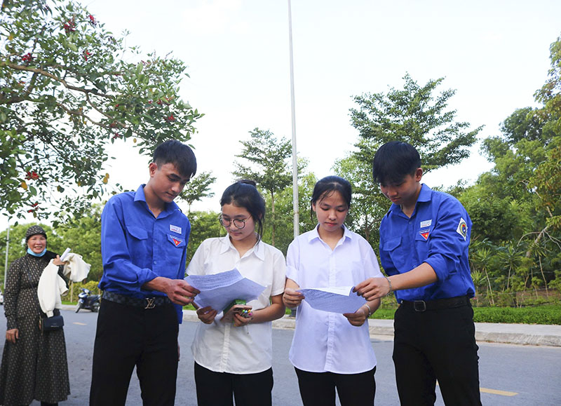 Thí sinh trao đổi nội dung làm bài sau mỗi môn thi.