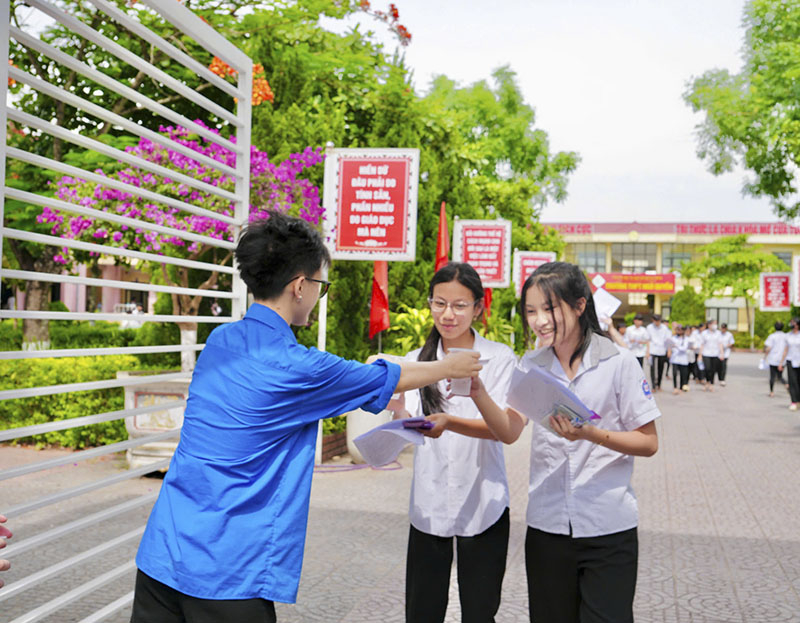 Lực lượng đoàn viên, thanh niên luôn đồng hành cùng thí sinh trong mỗi mùa thi.