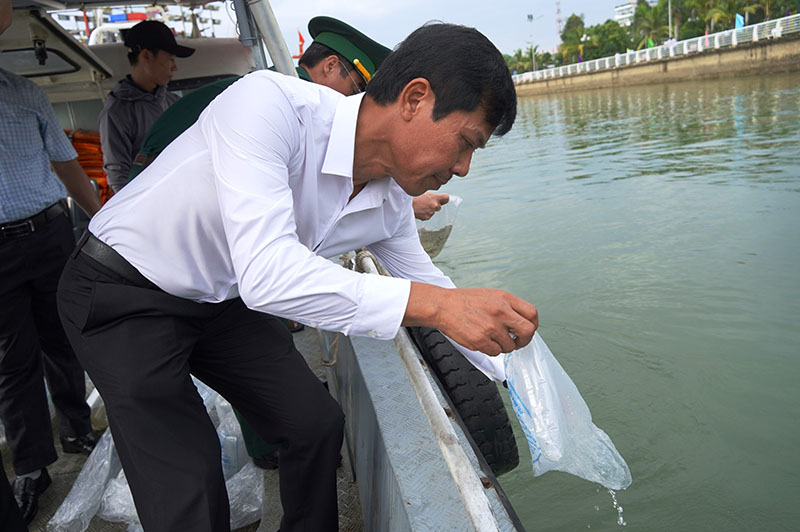 Các đại biểu thả giống tôm sú trên sông Nhật Lệ.