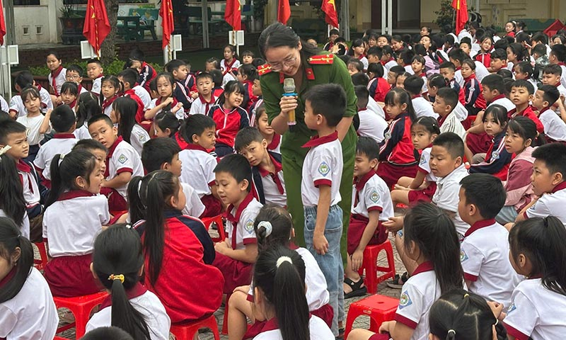 Học sinh tìm hiểu kiến thức về an toàn giao thông tại buổi sinh hoạt ngoại khóa trong năm học 2024-2025.