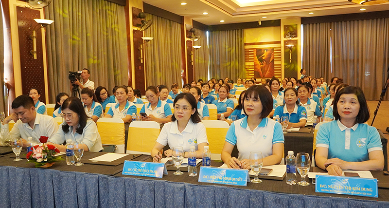 Các đại biểu tham dự lễ mít tinh.