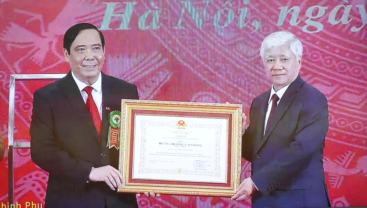 Thay mặt lãnh đạo Đảng và Nhà nước, đồng chí Đỗ Văn Chiến, Ủy viên Bộ Chính trị, Bí thư Trung ương Đảng, Chủ tịch Ủy ban Trung ương MTTQ Việt Nam trao Huân chương lao động hạng nhất cho Hội người cao tuổi Việt Nam. (Ảnh chụp qua màn hình)