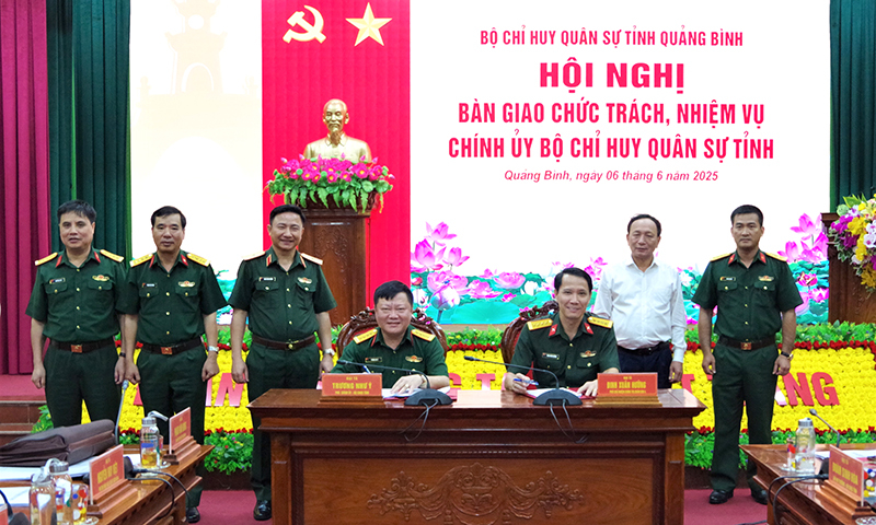 Đại tá Đinh Xuân Hướng và Đại tá Trương Như Ý ký biên bản bàn giao.