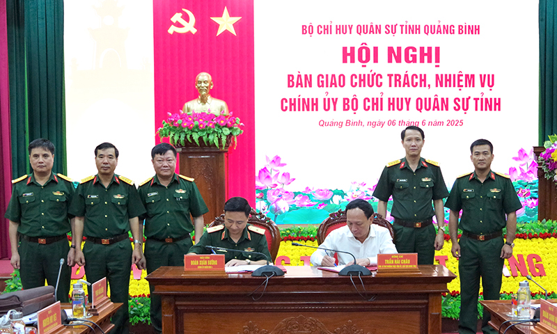 Đồng chí Thiếu tướng Đoàn Xuân Bường, Chính ủy Quân khu 4 và đồng chí Phó Bí thư Thường trực Tỉnh ủy, Chủ tịch HĐND tỉnh Trần Hải Châu ký chứng giám Biên bản bàn giao.