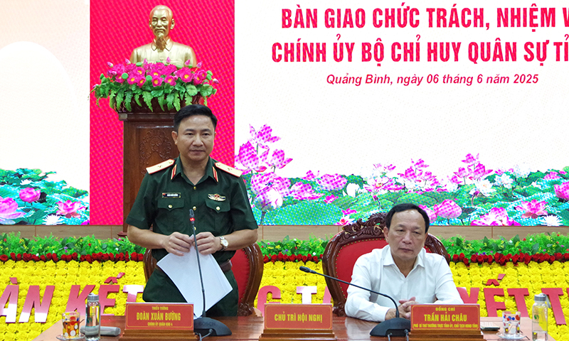 Đồng chí Thiếu tướng Đoàn Xuân Bường, Chính ủy Quân khu phát biểu tại hội nghị.