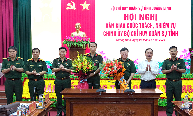Thủ trưởng Bộ Tư lệnh Quân khu 4 và lãnh đạo tỉnh tặng hoa chúc mừng.