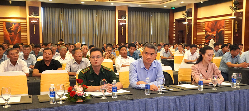 Các đại biểu và đông đảo ngư dân tham dự.