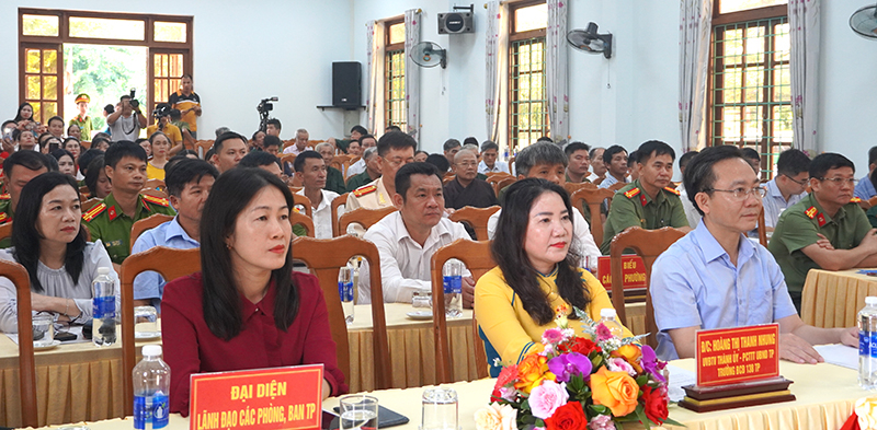 Các đại biểu và người dân tham dự ngày hội.