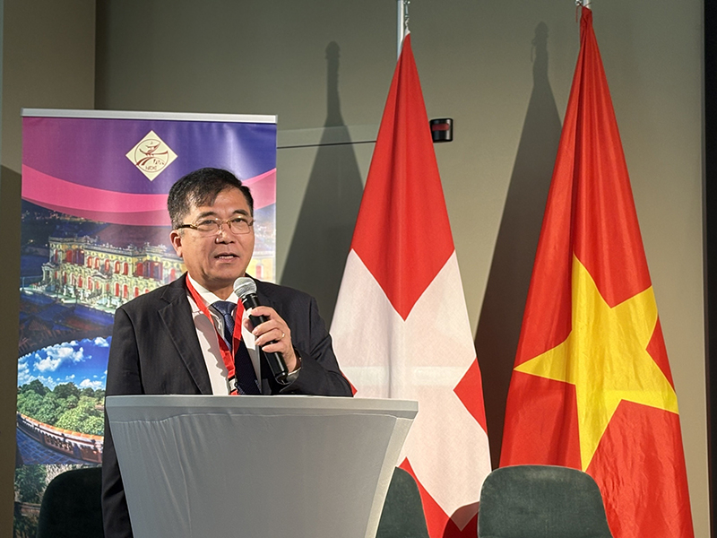 Đồng chí Phó Chủ tịch Thường trực UBND tỉnh Đoàn Ngọc Lâm giới thiệu khái quát tiềm năng, lợi thế, định hướng phát triển xanh, phát triển bền vững của Quảng Bình.