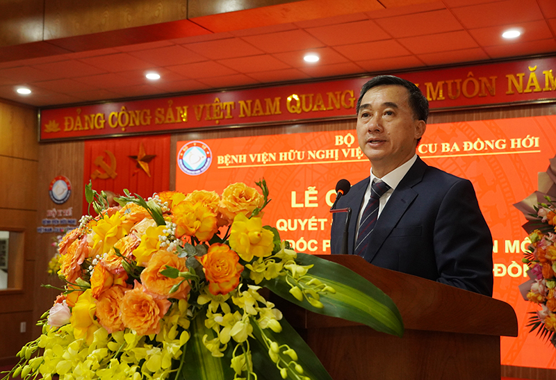 Thứ trưởng Bộ Y tế Trần Văn Thuấn phát biểu giao nhiệm vụ cho Phó Giám đốc Bệnh viện HNVN-CBĐH Nguyễn Kỳ Nhân.