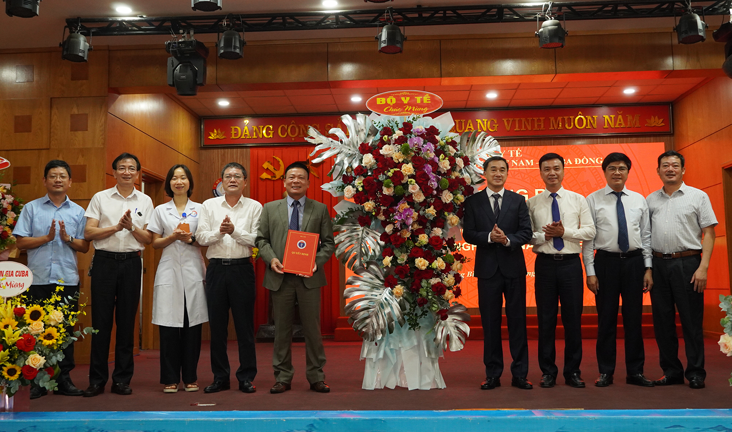 Đại diện lãnh đạo Bộ Y tế, UBND tỉnh Quảng Bình, Sở Y tế và Ban Giám đốc Bệnh viện HNVN-CBĐH chúc mừng Phó Giám đốc Nguyễn Kỳ Nhân.