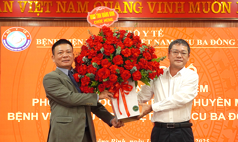 Đồng chí Phó Chủ tịch UBND tỉnh Phan Phong Phú tặng hoa chúc mừng Phó Giám đốc Bệnh viện HNVN-CBĐH Nguyễn Kỳ Nhân.