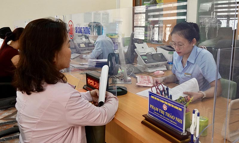Cán bộ Sở Công thương tiếp nhận, giải quyết hồ sơ cho người dân, doanh nghiệp.