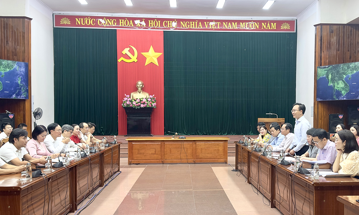 Quang cảnh buổi làm việc.