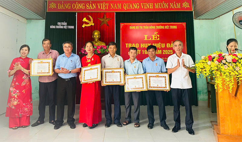 Các đảng viên Đảng bộ huyện Bố Trạch vinh dự được trao tặng Huy hiệu Đảng trong năm 2025.