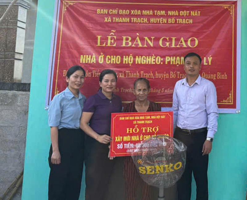 Đại diện lãnh đạo xã Thanh Trạch (Bố Trạch) bàn giao căn nhà mới cho hộ nghèo tại địa phương.