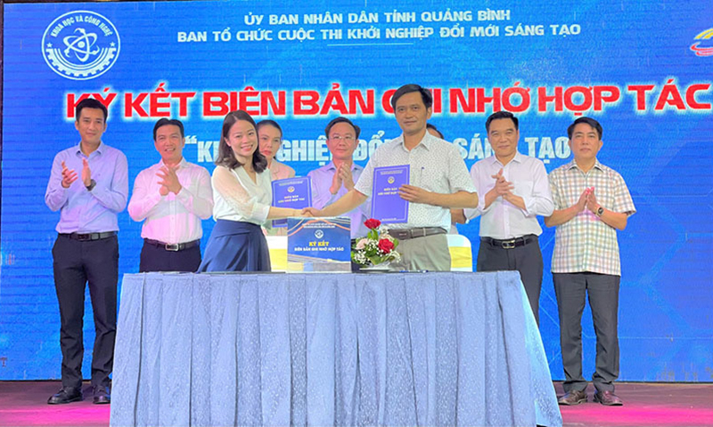 Đại diện lãnh đạo các sở, ban, ngành chứng giám việc ký kết hợp tác kinh doanh cuộc thi  