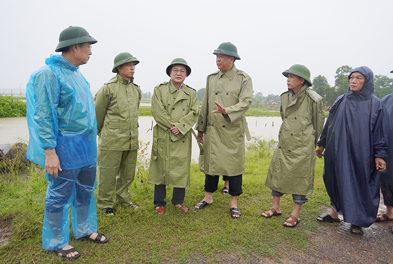 Đồng chí Phó Chủ tịch UBND tỉnh Phan Phong Phú kiểm tra tình hình mưa lũ tại xã An Ninh, huyện Quảng Ninh.