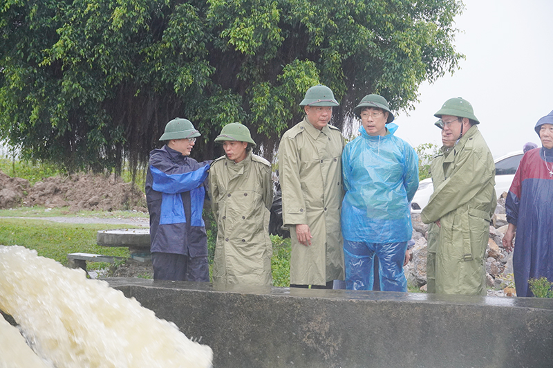 Kiểm tra công tác tiêu úng tại trạm bơm hợp tác xã Hoành Vinh, xã An Ninh, Quảng Ninh.