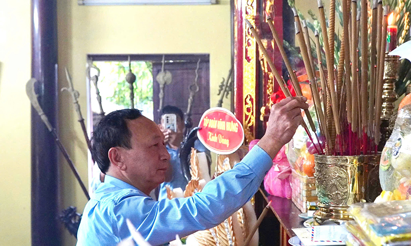 Đồng chí Phó Bí thư Thường trực Tỉnh ủy Trần Hải Châu dâng hương tại buổi lễ.