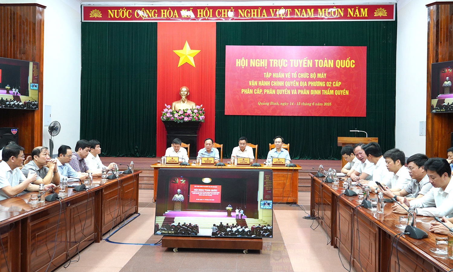 Quang cảnh hội nghị tại điểm cầu UBND tỉnh Quảng Bình.