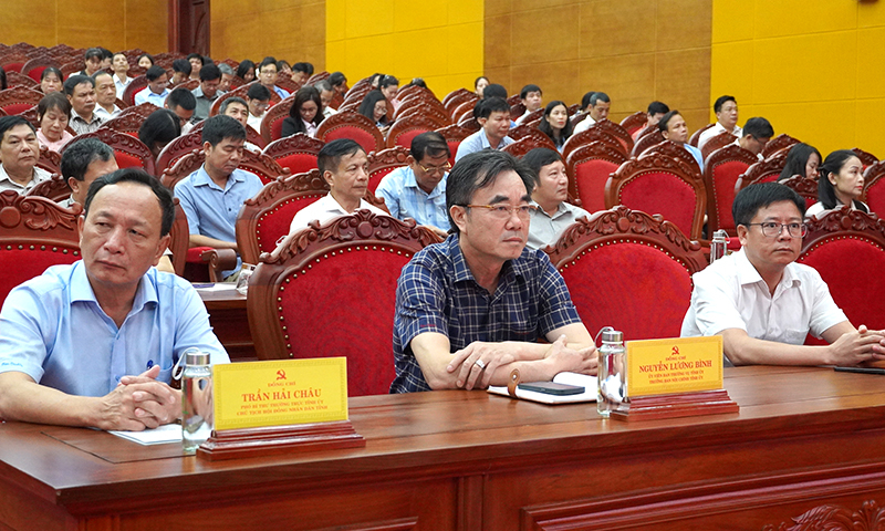 Các đồng chí lãnh đạo tỉnh tham dự hội nghị tại điểm cầu Quảng Bình.