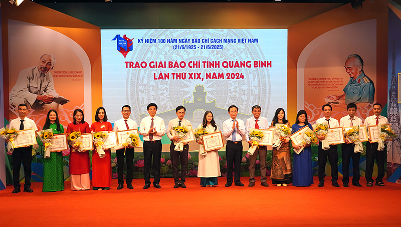 Các đồng chí Trương An Ninh, Ủy viên Ban Thường vụ, Trưởng ban Tuyên giáo và Dân vận Tỉnh ủy; Hoàng Xuân Tân, Phó Chủ tịch UBND tỉnh, Chủ tịch Hội đồng giải Báo chí tỉnh trao giải A cho các nhóm tác giả