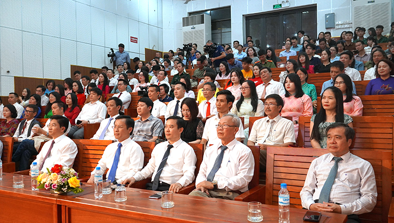 Các đại biểu tham dự chương trình