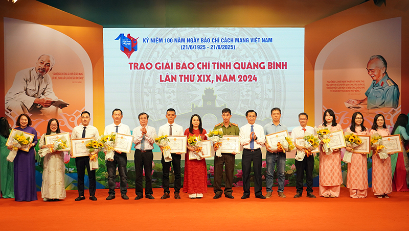 Chủ tịch Hội Nhà báo Việt Nam tỉnh Quảng Bình Hoàng Hữu Thái và Tổng biên tập Báo và Đài Phát thanh - Truyền hình Quảng Bình Đinh Tùng Lâm trao giải B cho các tác giả, nhóm tác giả