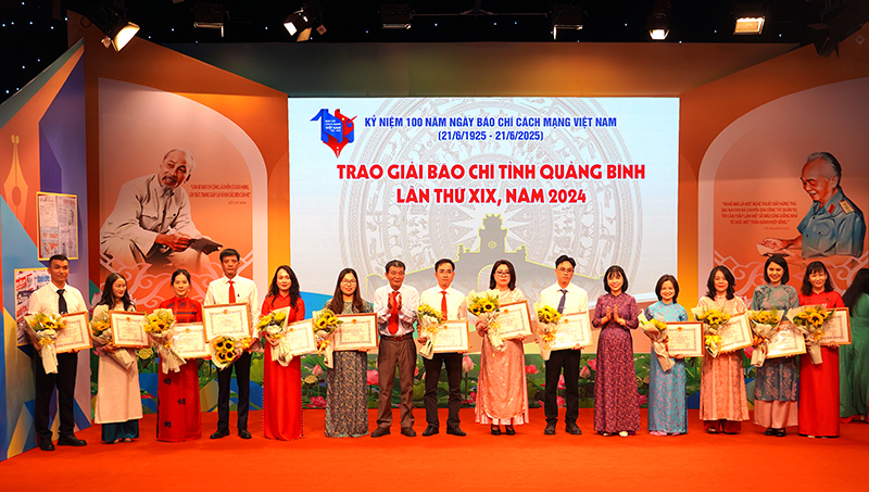 Ban Tổ chức giải trao giải C cho các tác giả, nhóm tác giả 