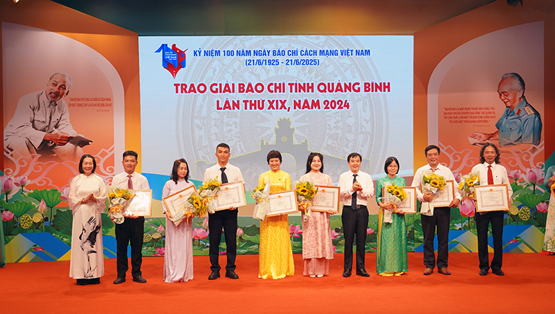 Ban Tổ chức giải trao giải C cho các tác giả, nhóm tác giả