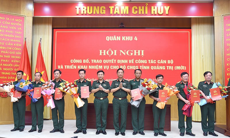 Thủ tưởng Bộ Tư lệnh Quân khu 4 trao quyết định của Bộ trưởng Bộ Quốc phòng cho các đồng chí cán bộ Bộ CHQS tỉnh Quảng Trị (mới).