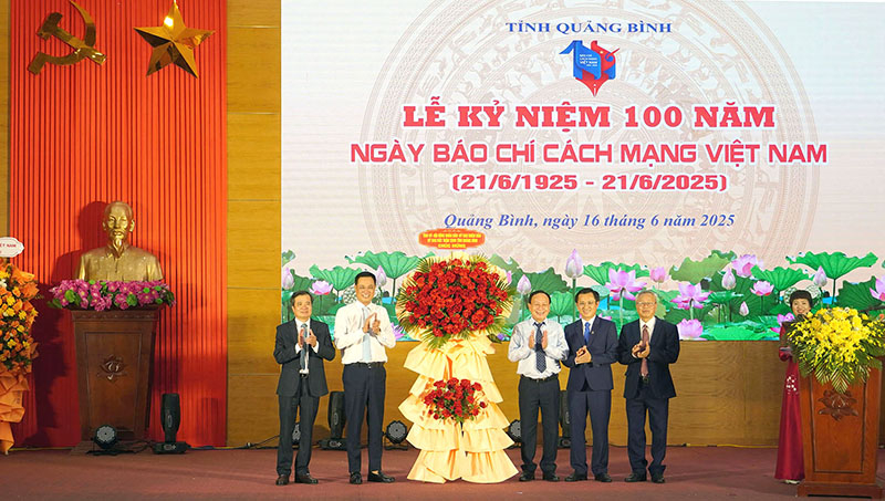 Đồng chí Bí thư Tỉnh ủy Lê Ngọc Quang tặng hoa chúc mừng các cơ quan báo chí và đội ngũ những người làm báo