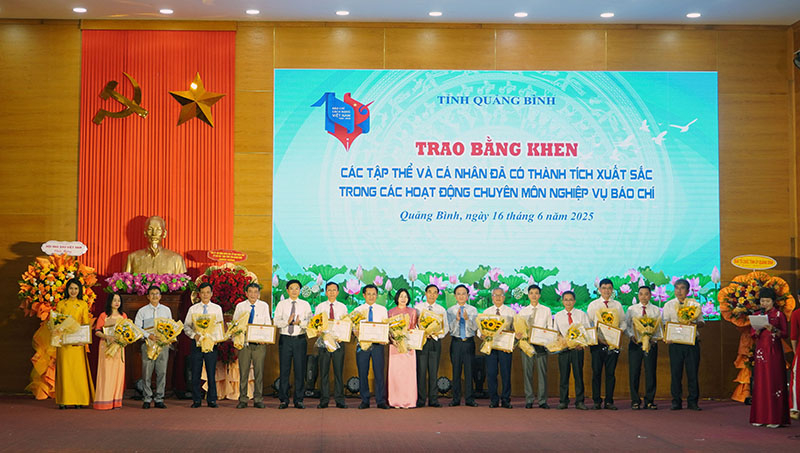 Đồng chí Trưởng ban Tuyên giáo và Dân vận Tỉnh ủy Trương An Ninh và đồng chí Phó Chủ tịch UBND tỉnh Hoàng Xuân Tân trao Bằng khen của UBND tỉnh cho các tập thể và cá nhân