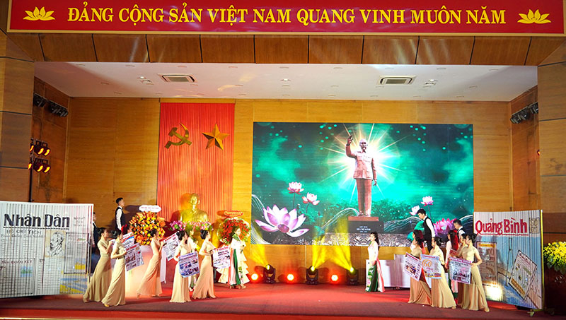 Tiết mục văn nghệ tại lễ kỷ niệm.