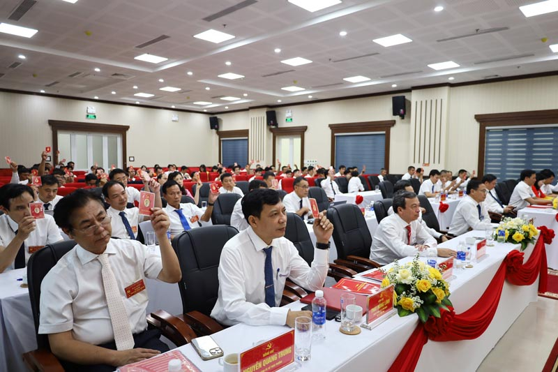  Biểu quyết thông qua dự thảo Nghị quyết đại hội đại biểu Đảng bộ công ty Điện lực Quảng Bình lần thứ X, nhiệm kỳ 2025- 2030.