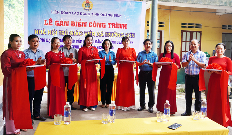 Các đại biểu cắt băng khánh thành nhà nội trú giáo viên xã Trường Sơn.