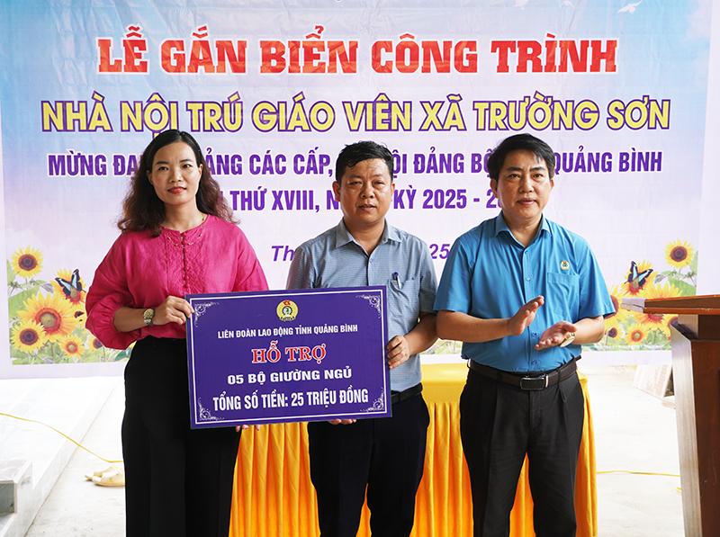 Đại diện lãnh đạo Liên đoàn Lao động tỉnh trao hỗ trợ bộ giường cho giáo viên xã Trường Sơn.