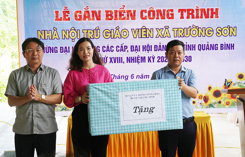 Lãnh đạo huyện Quảng Ninh tặng quà cho giáo viên Trường