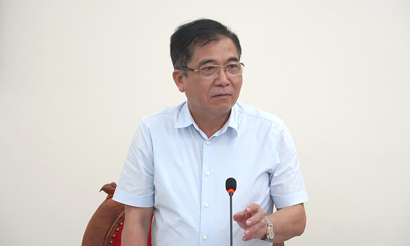 Đồng chí Đoàn Ngọc Lâm, Ủy viên Ban Thường vụ Tỉnh ủy, Phó Chủ tịch Thường trực UBND tỉnh tặng Bằng khen của Chủ tịch UBND tỉnh phát biểu thảo luận tại phiên họp.
